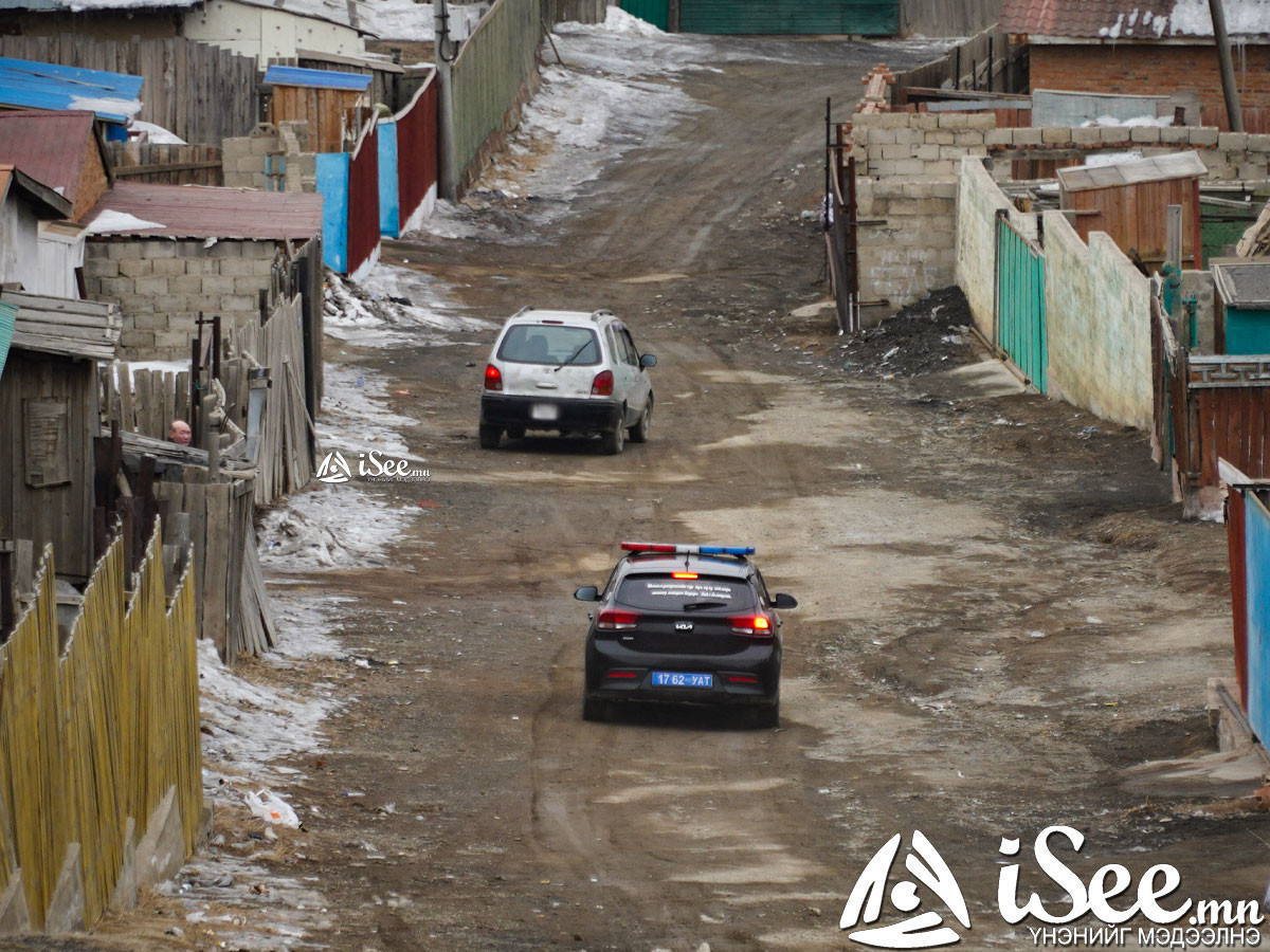 СЭРЭМЖЛҮҮЛЭГ: Тээврийн хэрэгсэл нь замын хажуу руу онхолдож, жолооч нас баржээ