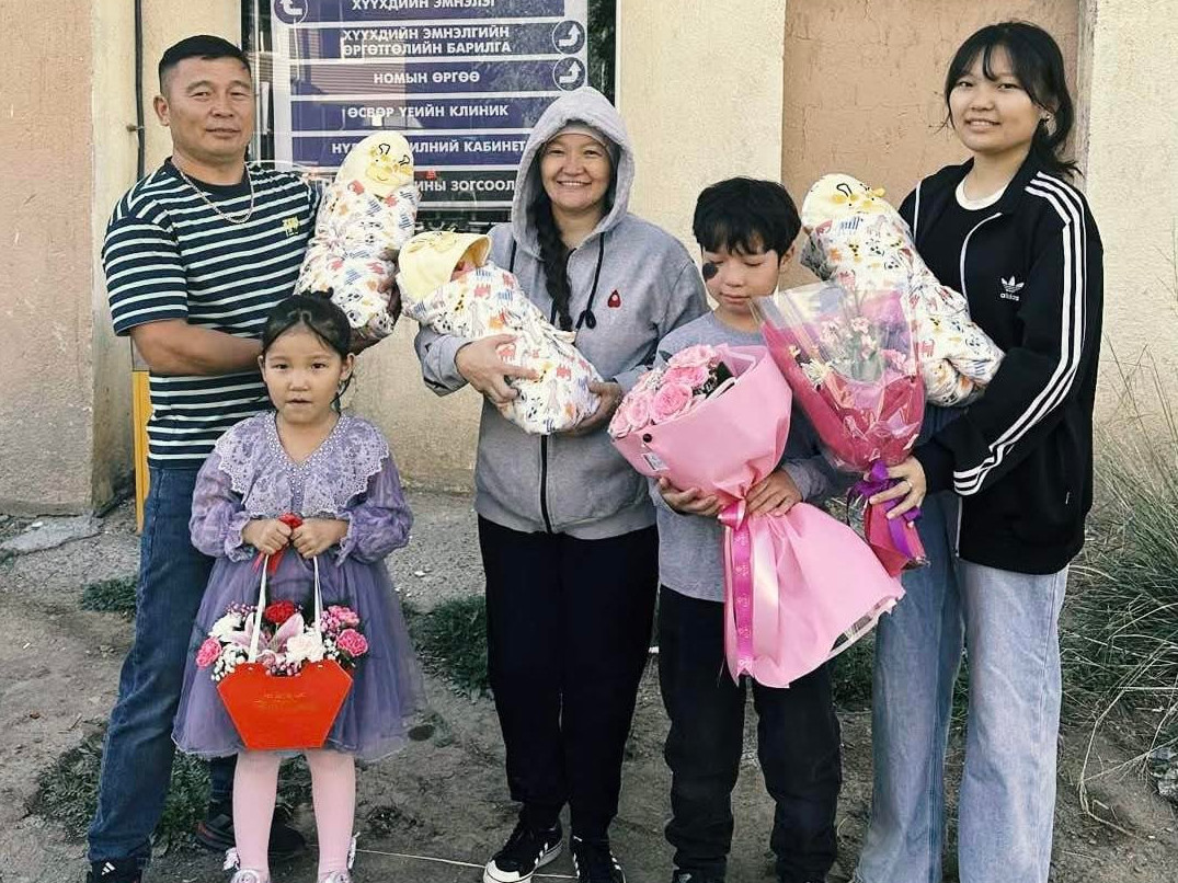 Өнгөрсөн долдугаар сарын 3-ны өдөр ЭХЭМҮТ-д гурван ихэр охин мэндэлжээ