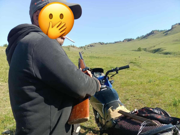 Мотоциклынхоо улсын дугаарыг авч хөдөлгөөнд оролцоод, тарвага агнахыг завджээ
