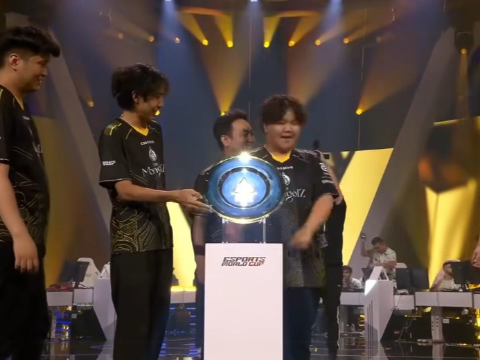 “The MongolZ” "Esports World Cup 2025" тэмцээний аварга болж цом өргөлөө
