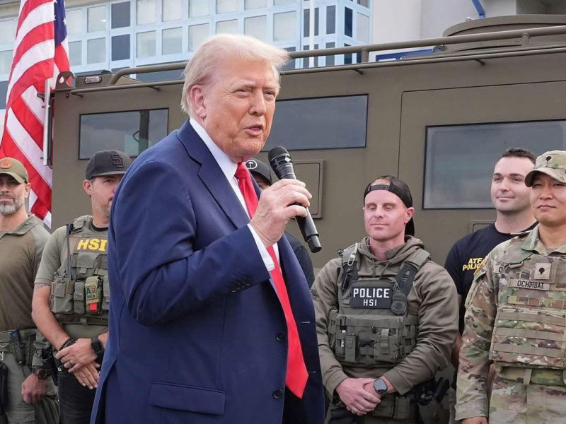 АНУ-ын Ерөнхийлөгч Д.Трампаас Монгол залуу н.Очирбат үүрэг аван зогсож байгаа нь сэтгүүлчийн дуранд буужээ