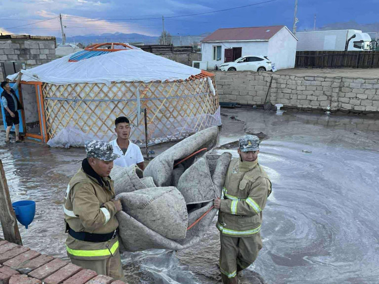 ФОТО: Ховд аймгийн Жаргалант суманд өчигдөр орсон аадар борооны улмаас 84 айл усанд автжээ