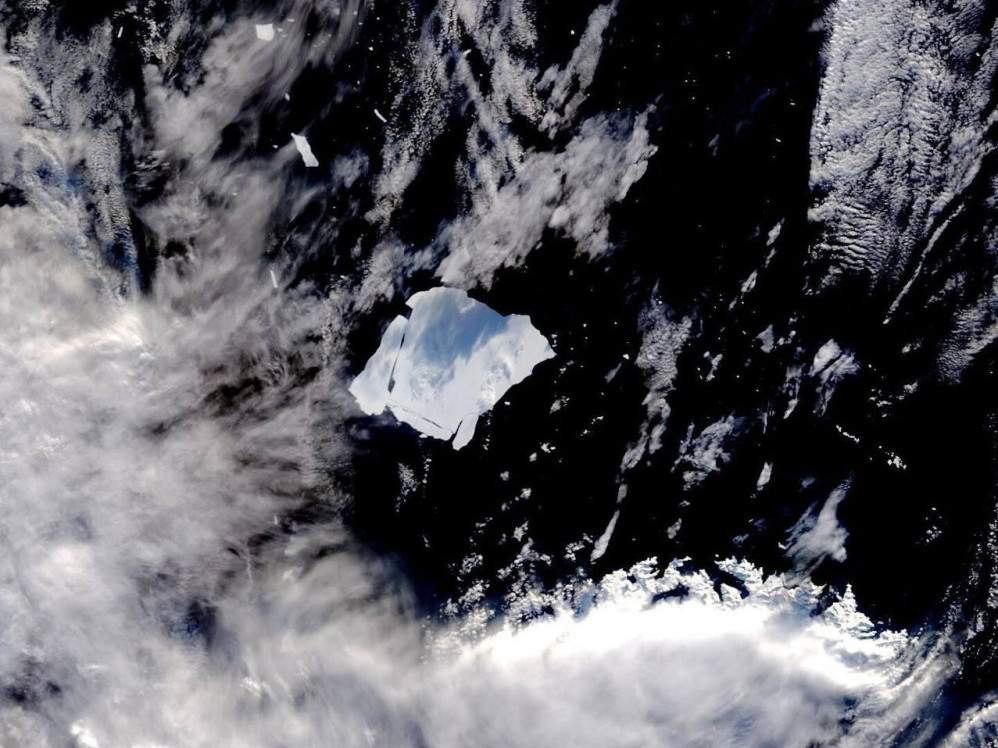 ФОТО: Дэлхийн хамгийн том мөсөн уул сүүлийн гурван сарын хугацаанд нийт талбайнхаа 36 хувийг алджээ