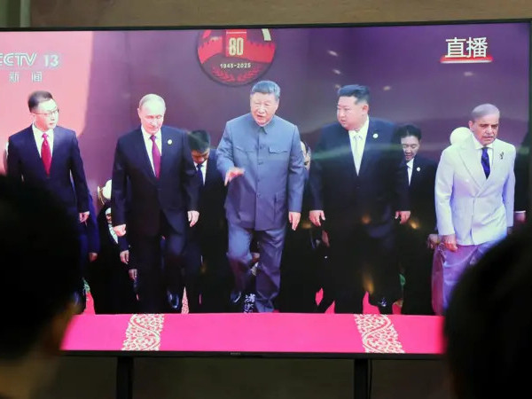 Хятадын цэргийн парад эхлэхийн өмнө Ши Жиньпин, В.Путин, Ким Жон Ун нар хамтдаа индэр дээр гарч иржээ