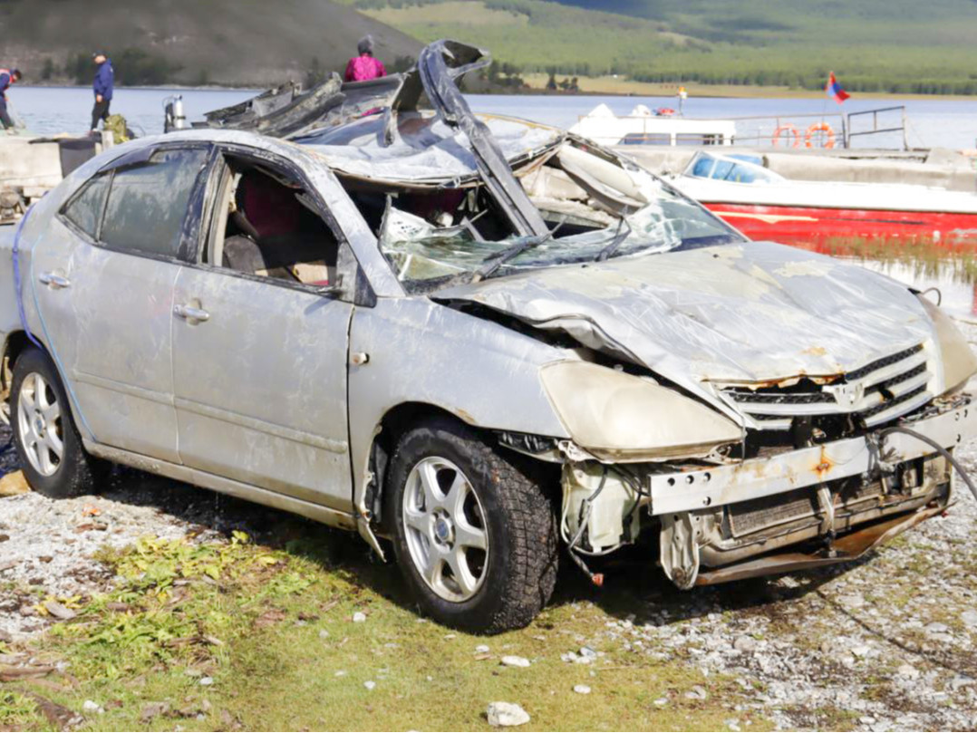 Хөвсгөл нууранд живсэн автомашиныг татан гаргажээ