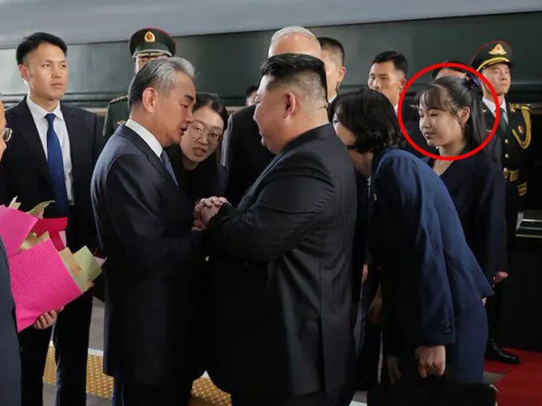 ВИДЕО: Хойд солонгосын удирдагч Ким Жон Ун охины хамт Бээжинд очсон нь олны анхаарлыг татжээ