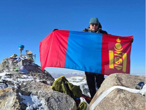 Мөнххайрхан уул, Хар ан уулын солбицол, өндрийг геодизийн инженерүүд хэмжиж байна