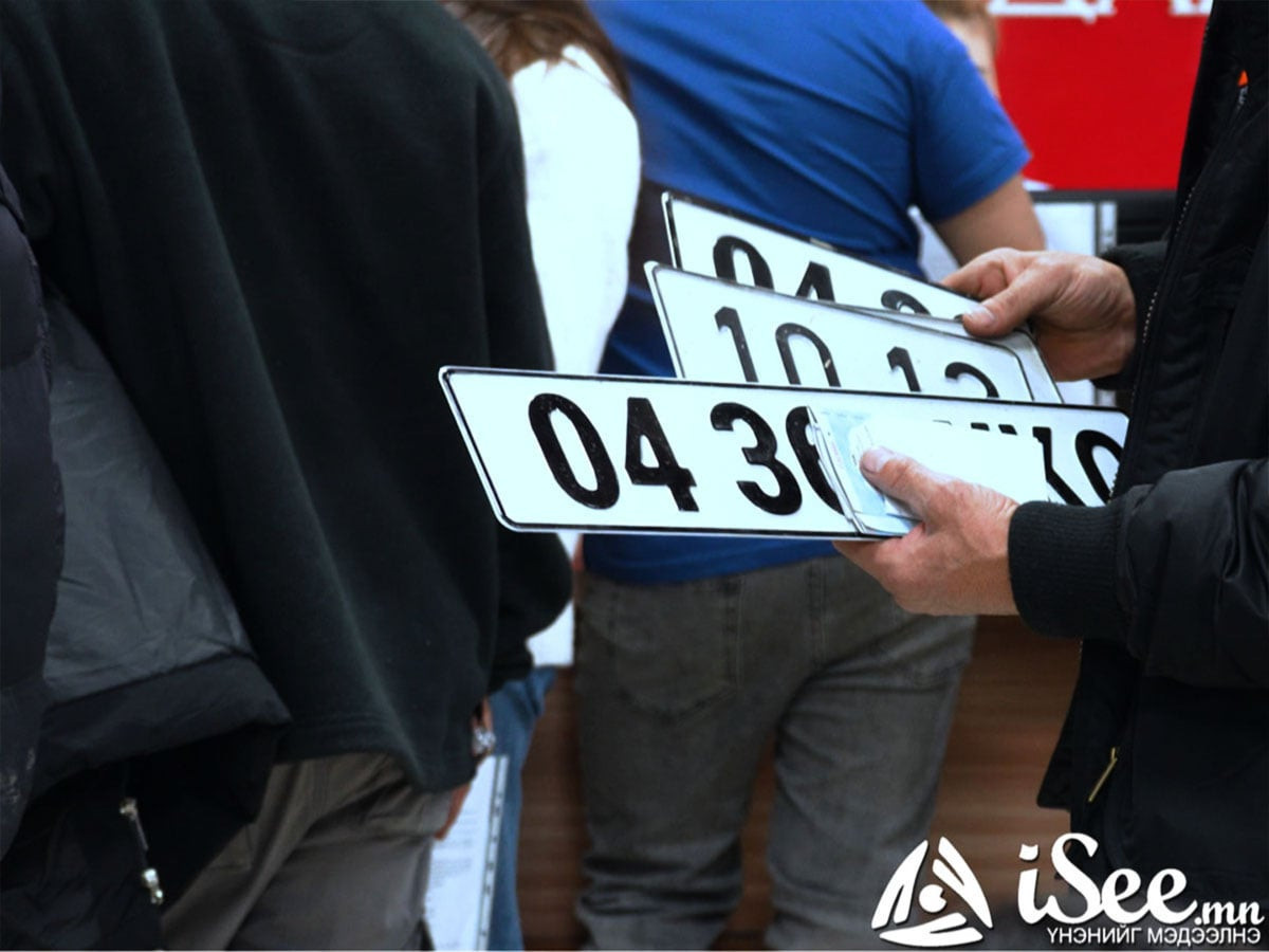 СУРВАЛЖИЛГА: Автомашины дугаар олголтыг хориглосноор импорт, түгжрэл буурсангүй. Даатгалын ажилчид хүртэл улсын дугаар дамлан зардаг болжээ