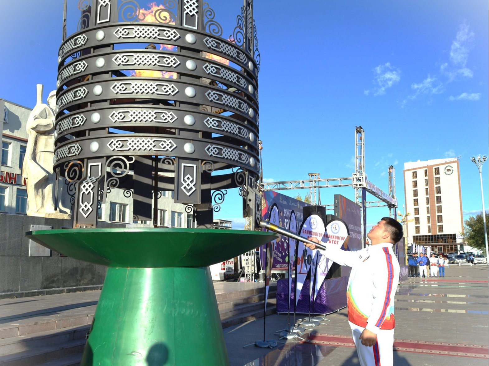 Монголын бүх ард түмний спортын наадмын галт бамбарыг Улсын арслан Э.Батмагнай асаалаа