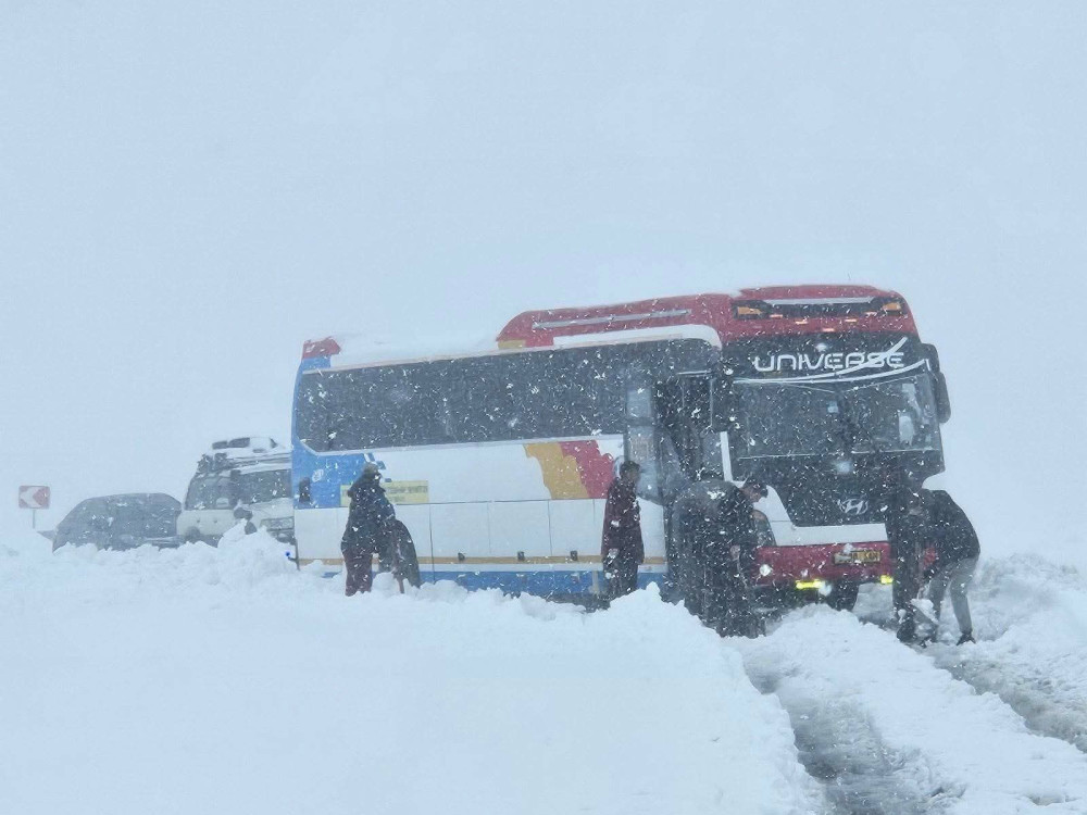 СЭРЭМЖЛҮҮЛЭГ: Загастайн даваанд 60 см цас орсон байгаа тул зам онгойтол зорчихгүй байхыг анхааруулжээ