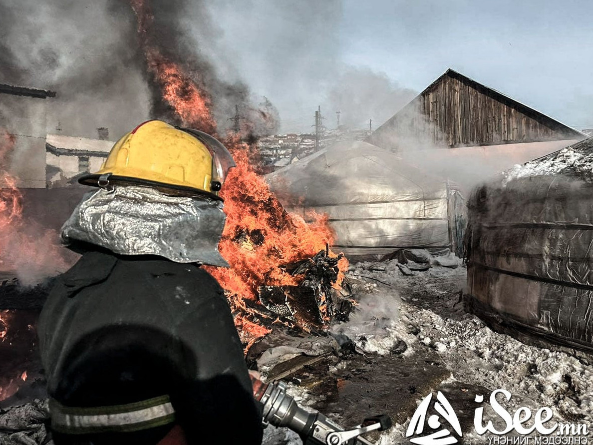 СЭРЭМЖЛҮҮЛЭГ: Зэрэгцээ хоёр гэр шатаж 25 настай эмэгтэй, гурван настай хүүхдийн хамт амиа алджээ