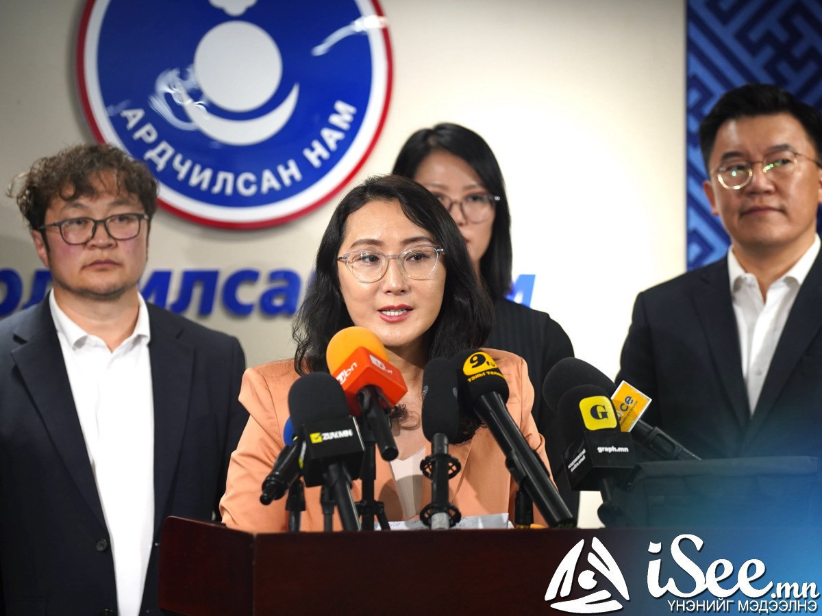 УИХ-ын гишүүн Д.Ганбат, Ж.Баярмаа нар төмөр замын хил холболтын гэрээг хянан шалгах түр хороо байгуулах тогтоолын төсөлд гишүүдийн гарын үсгийг цуглуулж эхэлжээ