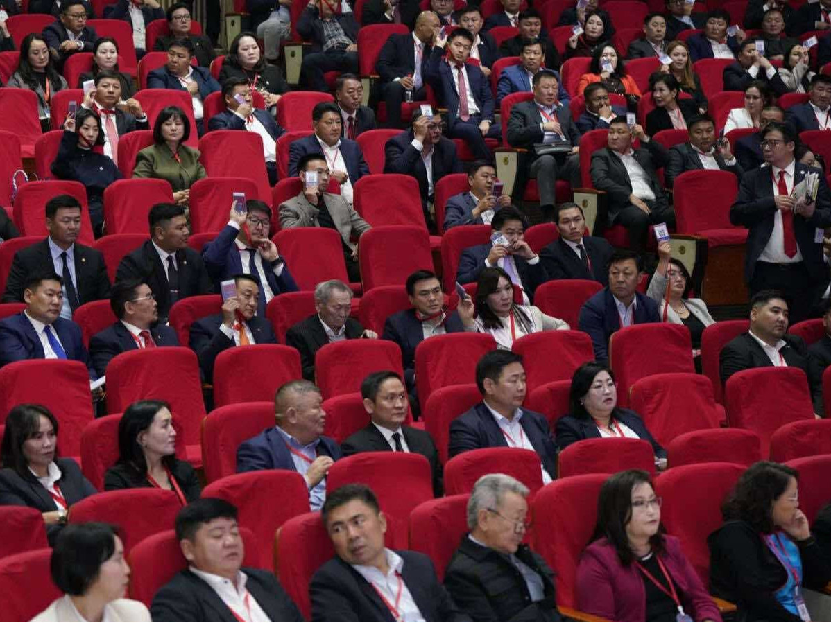 БАГА ХУРАЛ: МАН-ын даргад Ерөнхий сайд Г.Занданшатар, УИХ-ын дарга Д.Амарбаясгалан нар дэвшинэ гэдгээ илэрхийллээ