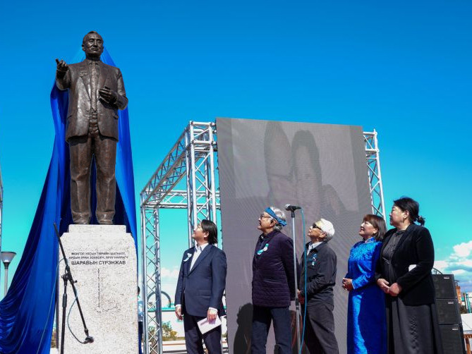 Ардын уран зохиолч Ш.Сүрэнжав агсны хөшөөг Үндэсний цэцэрлэгт хүрээлэнд босгожээ