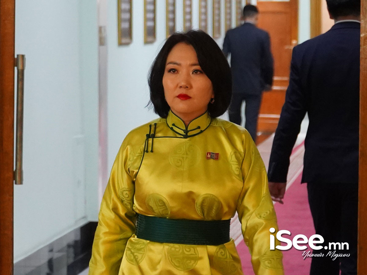 Х.Ганхуягийг Шадар сайдаар томилсон учир Төсвийн байнгын хорооны даргын үүргийг Д.Үүрийнтуяа гүйцэтгэнэ 