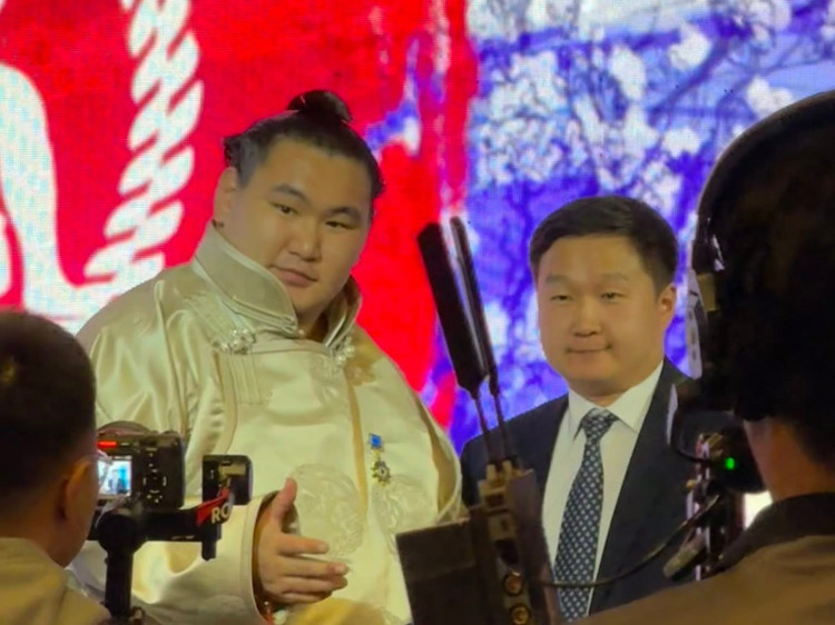 Мэргэжлийн сүмо бөхийн аварга Хоошёорюү С.Бямбасүрэнг Залуучуудын холбооны “Хөдөлмөрийн Алдар” цол тэмдгээр шагнажээ