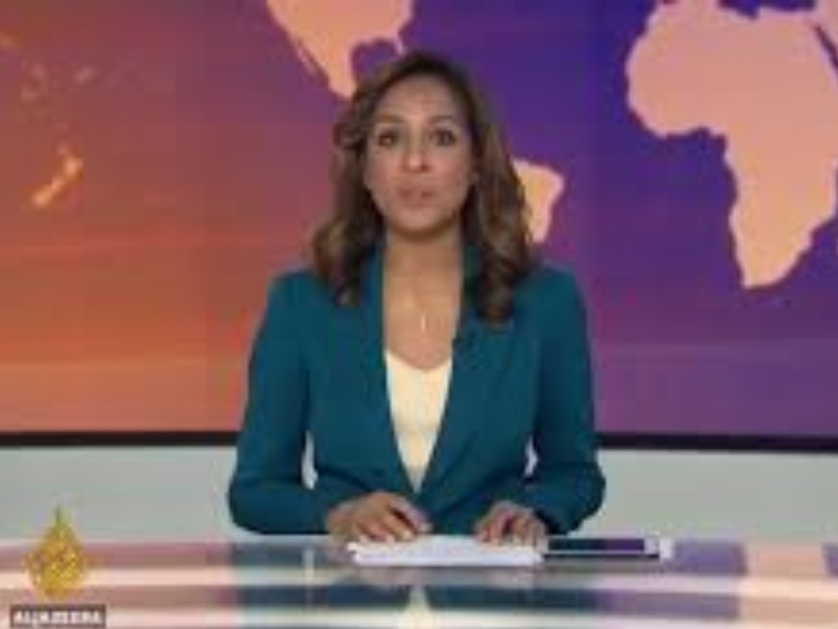 ВИДЕО: Al Jazeera телевизийн шууд нэвтрүүлгийн үеэр хулгана мэдээний ширээн дээр гүйжээ