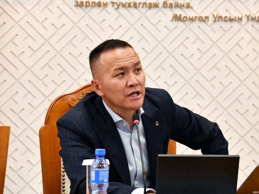 УИХ-ын тамгын газрын дэд дарга Ү.Амарбат өөрийн хүсэлтээр ажлаасаа чөлөөлөгджээ
