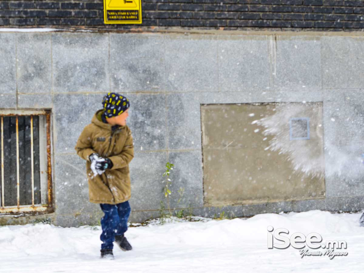 Улаанбаатарт цас орж, 9 градус хүйтэн байна