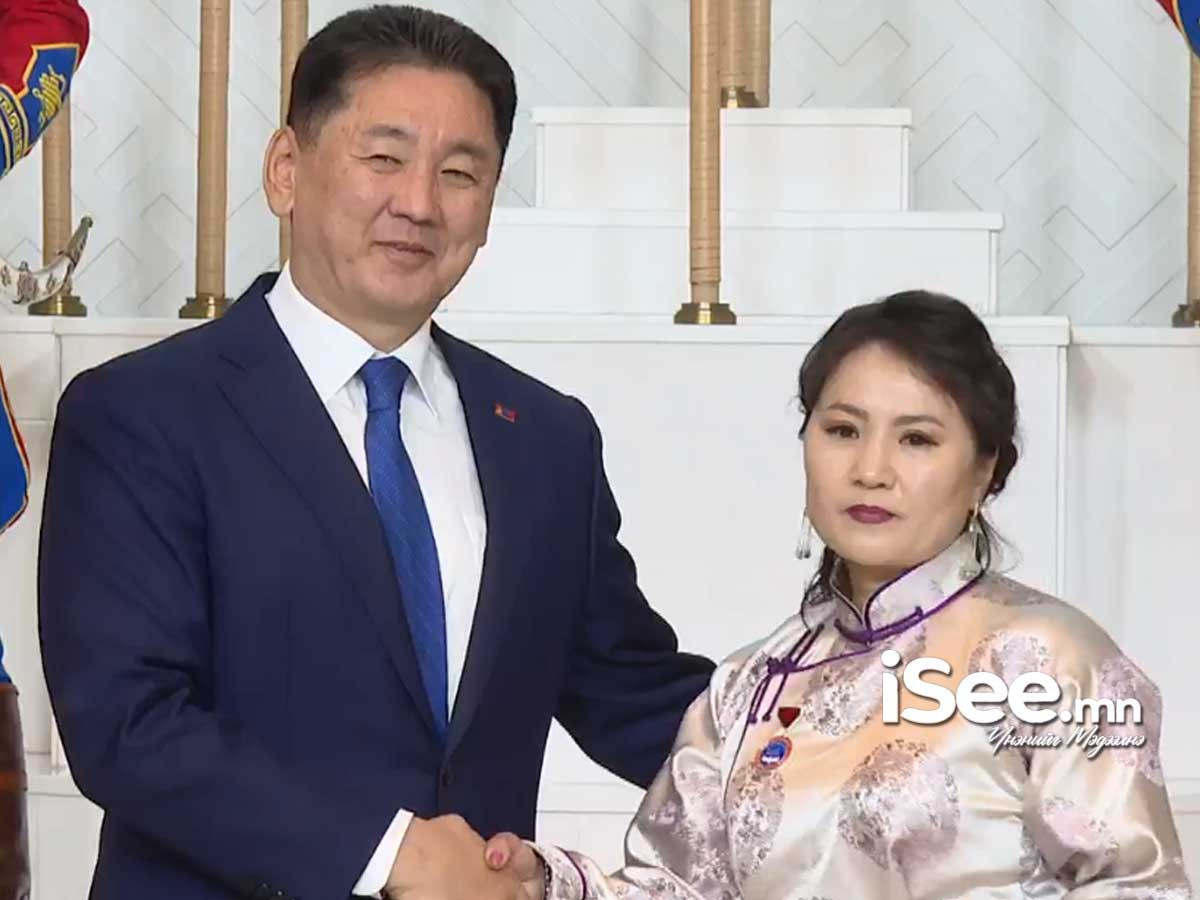 LIVE: Ерөнхийлөгч У.Хүрэлсүх Улсын нэгдүгээр төв эмнэлгийн 100 жилийн ойг тохиолдуулан төрийн дээд цол, одон, медаль гардуулж байна