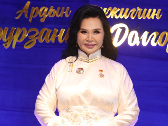 ФОТО: Ардын жүжигчин А.Долгорын "Хөдөлмөрийн баатар" цолны мялаалга, найрыг "Үлэмж продакшн" зохион байгуулжээ