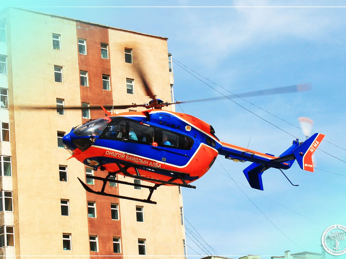 Өвөрхангай аймагт осолдсон иргэдийг Агаараас эрэн хайх тусгай баг тээвэрлэн ГССҮТ-д хүргэжээ