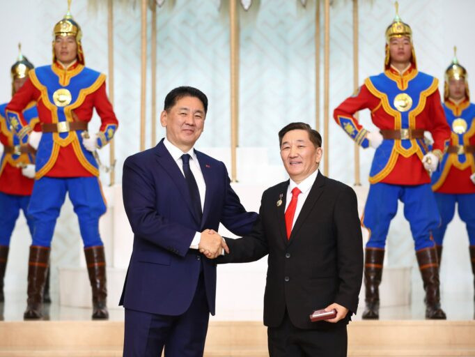 Кино урлагийн салбараас 13 гавьяат цолтон төрлөө