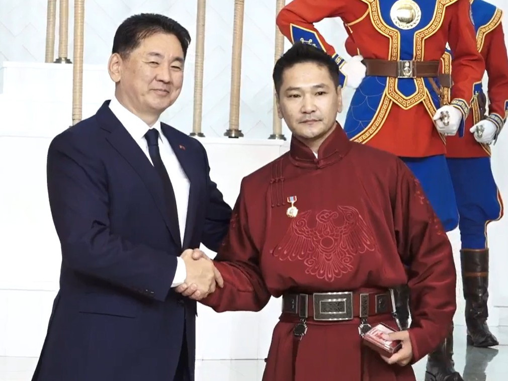 Жүжигчин С.Ариунбямба, дуу оруулагч О.Оюун нарын хүмүүст МУГЖ цол хүртээлээ /LIVE/