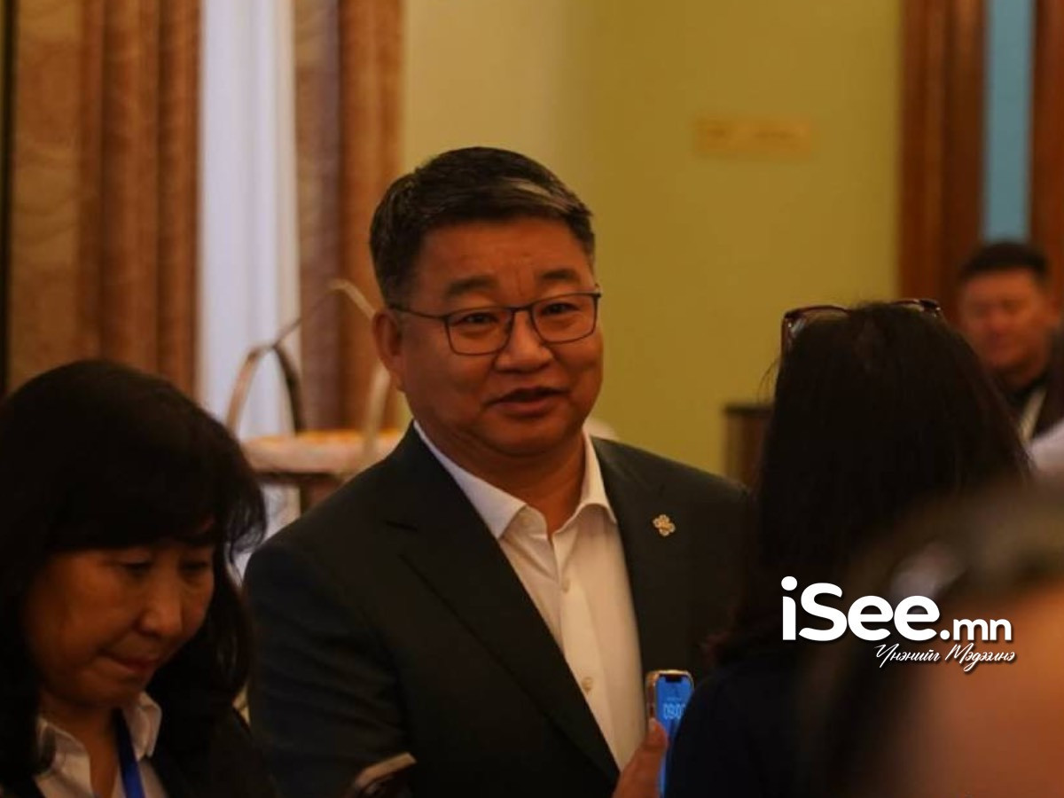 Ж.Батсуурь: Ариунзаяа гишүүнээс гуйж байна. Юм болгоныг дураараа тайлбарлана, хуулиа уншихгүй, Үндсэн хуулийг дэвсэлнэ