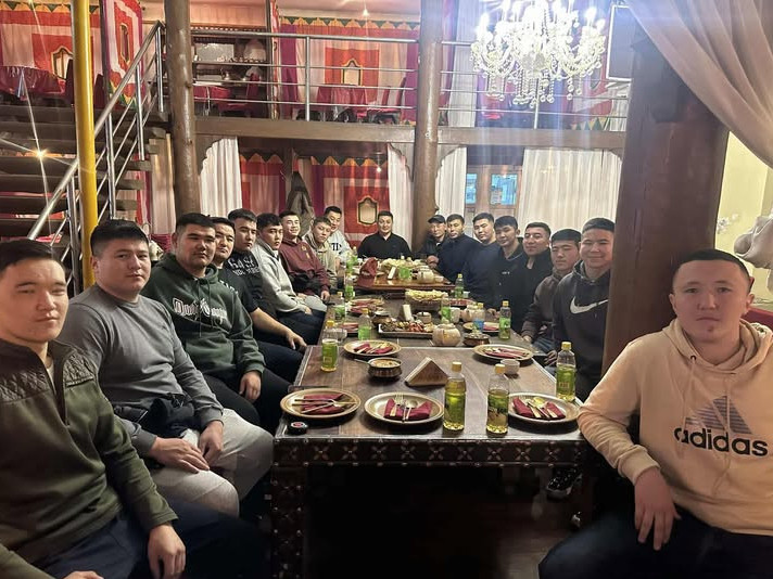 "Өлгий хүчтэн” дэвжээний тэргүүн Ж.Нурбек Улсын шонхор Р.Омар, Ш.Батырбек зэрэг амжилт гаргасан залуу бөхчүүдээ урамшуулжээ