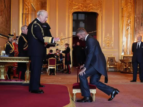 ФОТО: Дэвид Бекхэмд Английн хааны "Хүлэгтбаатар" цол, хэргэм хүртээжээ