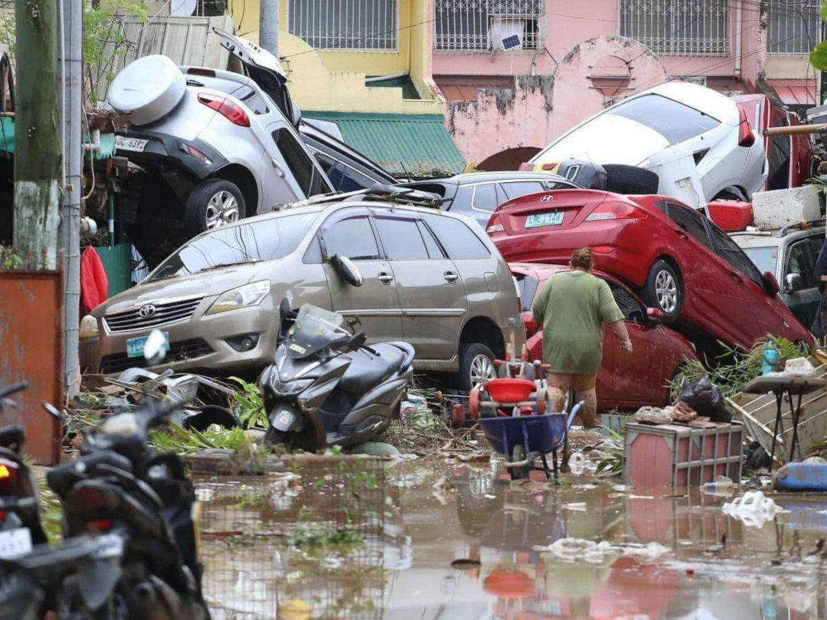 ВИДЕО: Филиппинд дэгдсэн хүчтэй хар салхины улмаас 26 хүн амиа алдаж, аврах багийн нисдэг тэрэг осолджээ