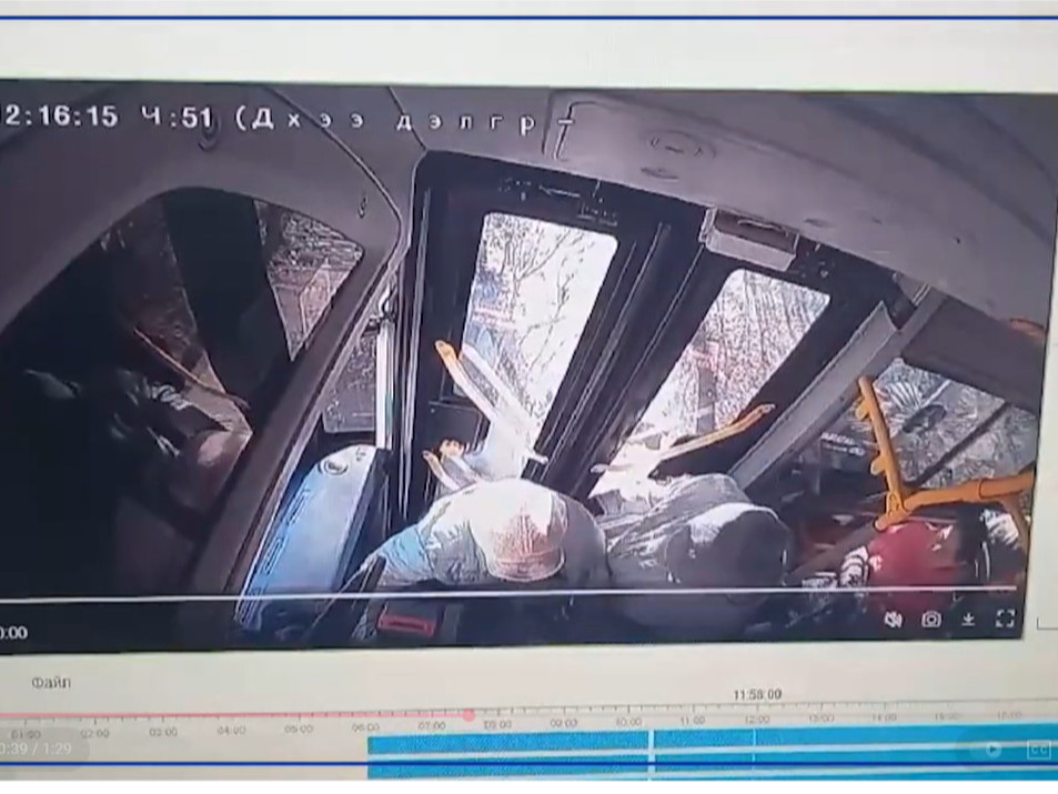 Нийтийн тээврийн хэрэгслийн өмнүүр автомашин гэнэт орж ирсний улмаас өндөр настан иргэн бэртжээ