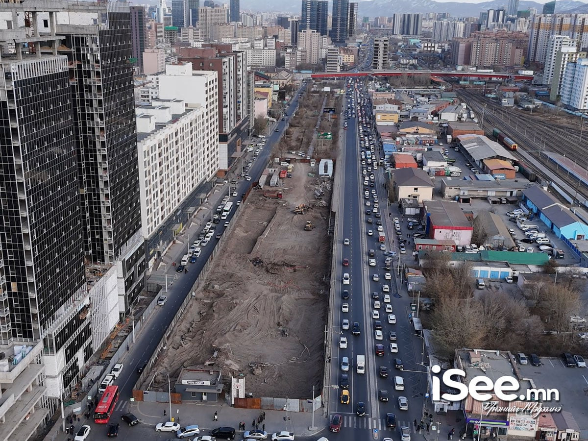 СУРВАЛЖИЛГА: Вокзалын арын цэцэрлэгийг хядаж, авто зогсоол барихын тулд явганы зам, нийтийн 00-ийг хүртэл хаажээ