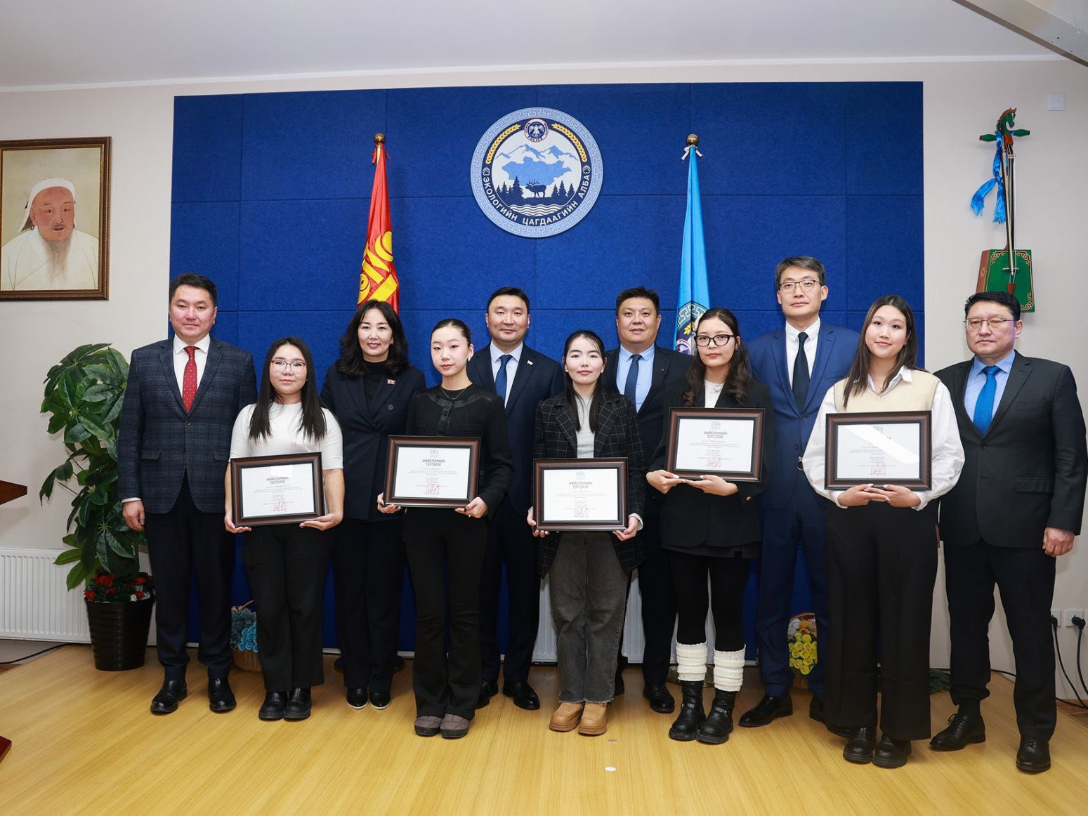 Оюутны “Менторшип” хөтөлбөрт шалгарсан “Байгаль 360” шилдэг төсөлд ногоон хөгжлийн хороо тэтгэлэг гардууллаа