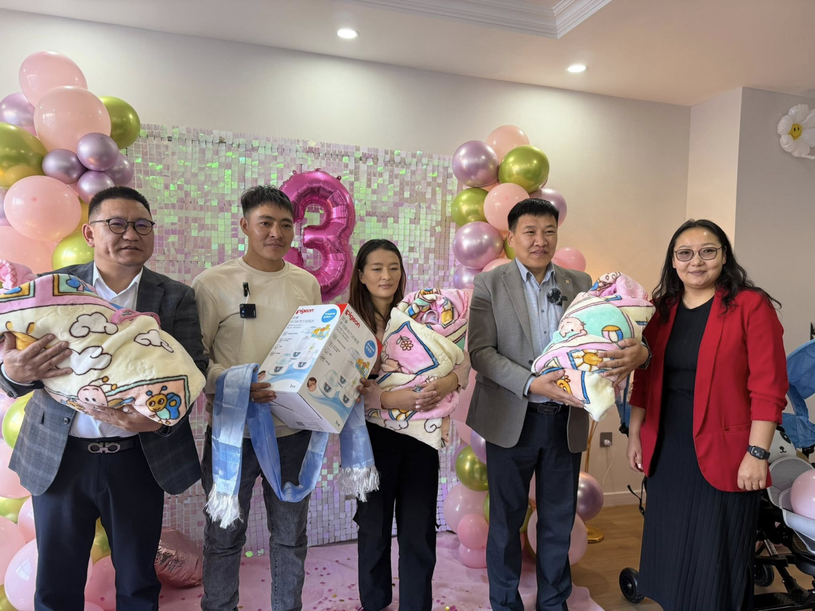 Орхон аймгийн удирдлагууд гурван ихэр охидын гэр бүлд хоёр өрөө байр бэлэглэжээ /ВИДЕО/