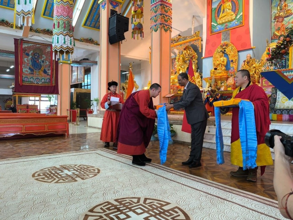 40 багц "Монгол Ганжуур" номыг шашны байгууллагуудад гардуулжээ