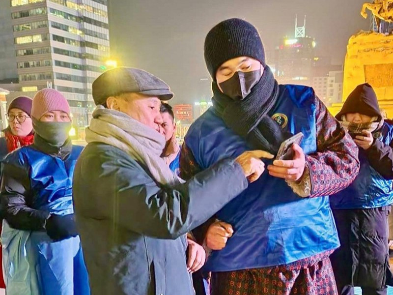 Сүхбаатарын талбайд суулт хийж хоносон эрүүл мэндийн салбарын эмч, ажилчдын төлөөлөлтэй ЭМ-ийн сайд Ж.Чинбүрэн уулзжээ