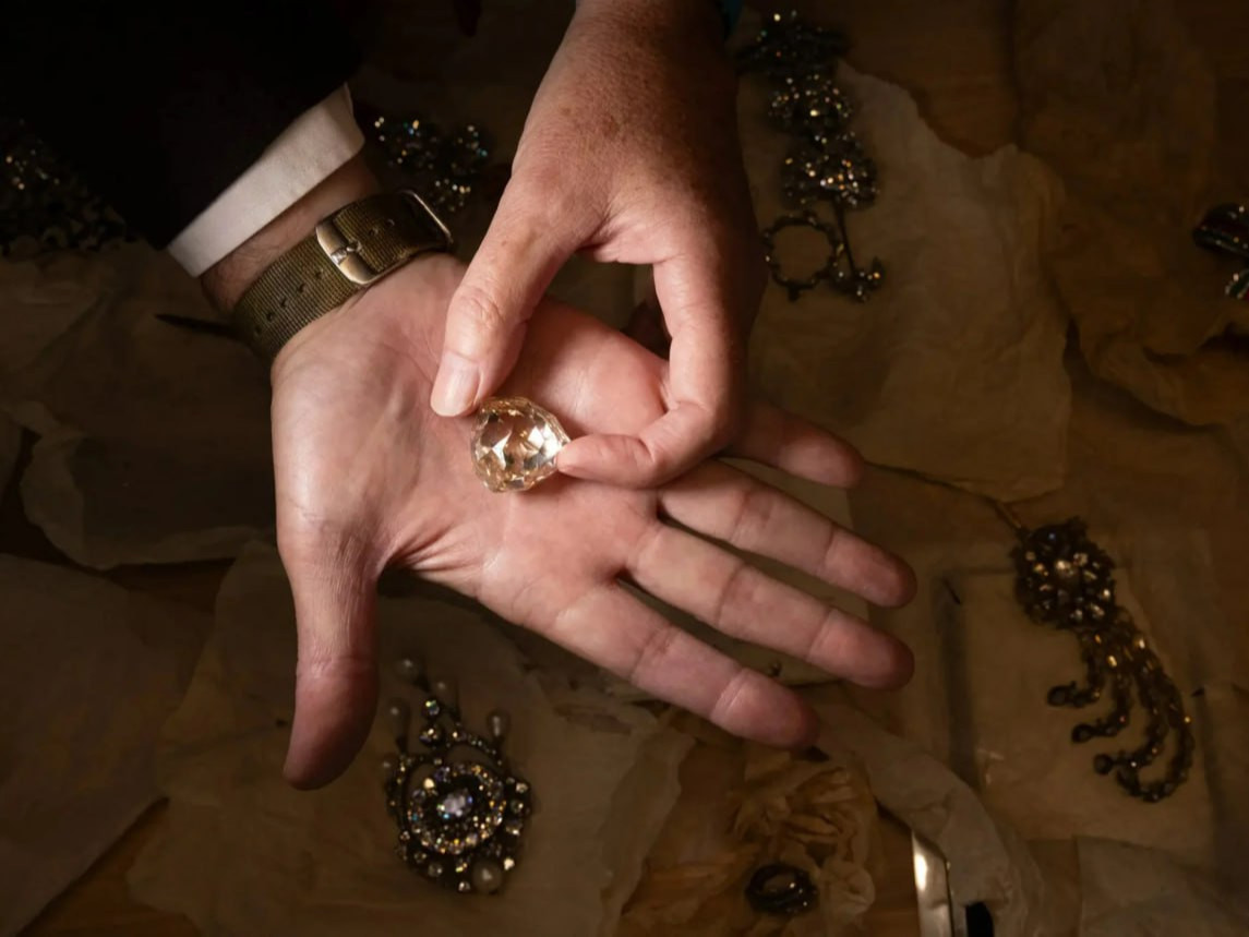 ВИДЕО: Дуурайшгүй түүхтэй 137 каратын домогт “Флорентин” алмааз Канадын банкны сейфээс олджээ