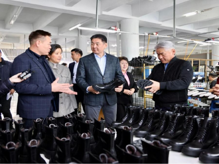 Монгол Улсын Ерөнхийлөгч У.Хүрэлсүх, ХХААХҮ-ийн сайд Ж.Энхбаяр нар “Чиг” брэндийн үйлдвэрт зочлов