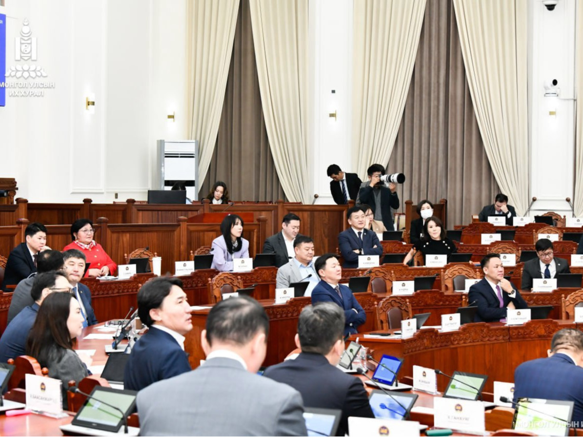 Үндсэн чиглэлийн төслийг анхны хэлэлцүүлэгт шилжүүлж, төсвийн тухай хуулийн төсөлтэй хамт өргөн мэдүүлсэн хууль, тогтоолын төслүүдийг эцэслэн баталлаа