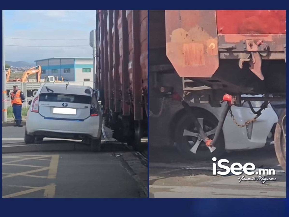 Замын хажуу руу суудлын автомашин онхолдож автомашины төмөр хийцэд хоёр хүн хавчуулагдсан осол гарчээ 