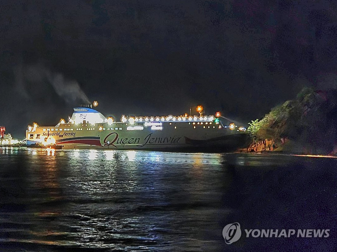 БНСУ-д 267 хүн тээвэрлэж явсан усан онгоцны ажилтан гар утсаа ширтэж, анхаарал суларснаас осолджээ