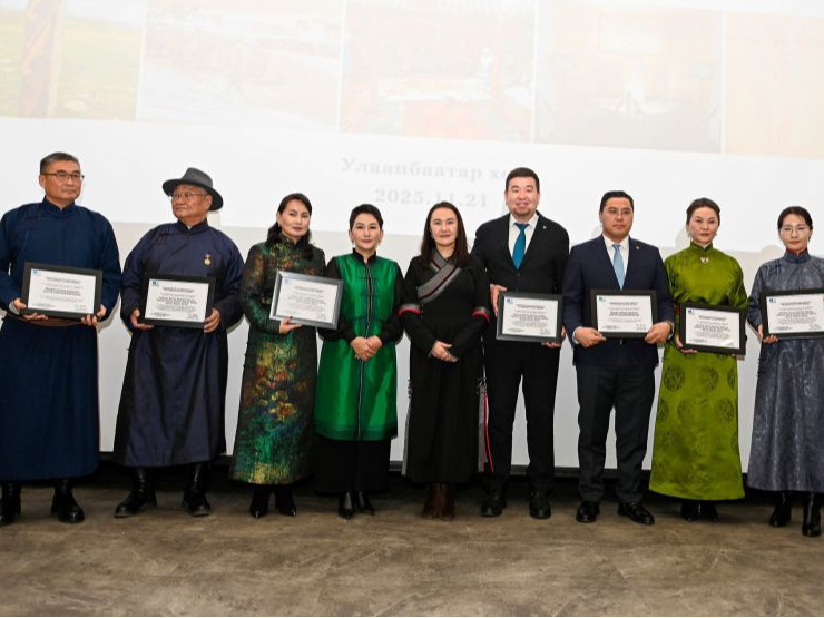 ЮНЕСКО-д бүртгэсэн “Соёлын өвлийн батламж”-ийг “Чингис хаан” үндэсний музейд гардууллаа