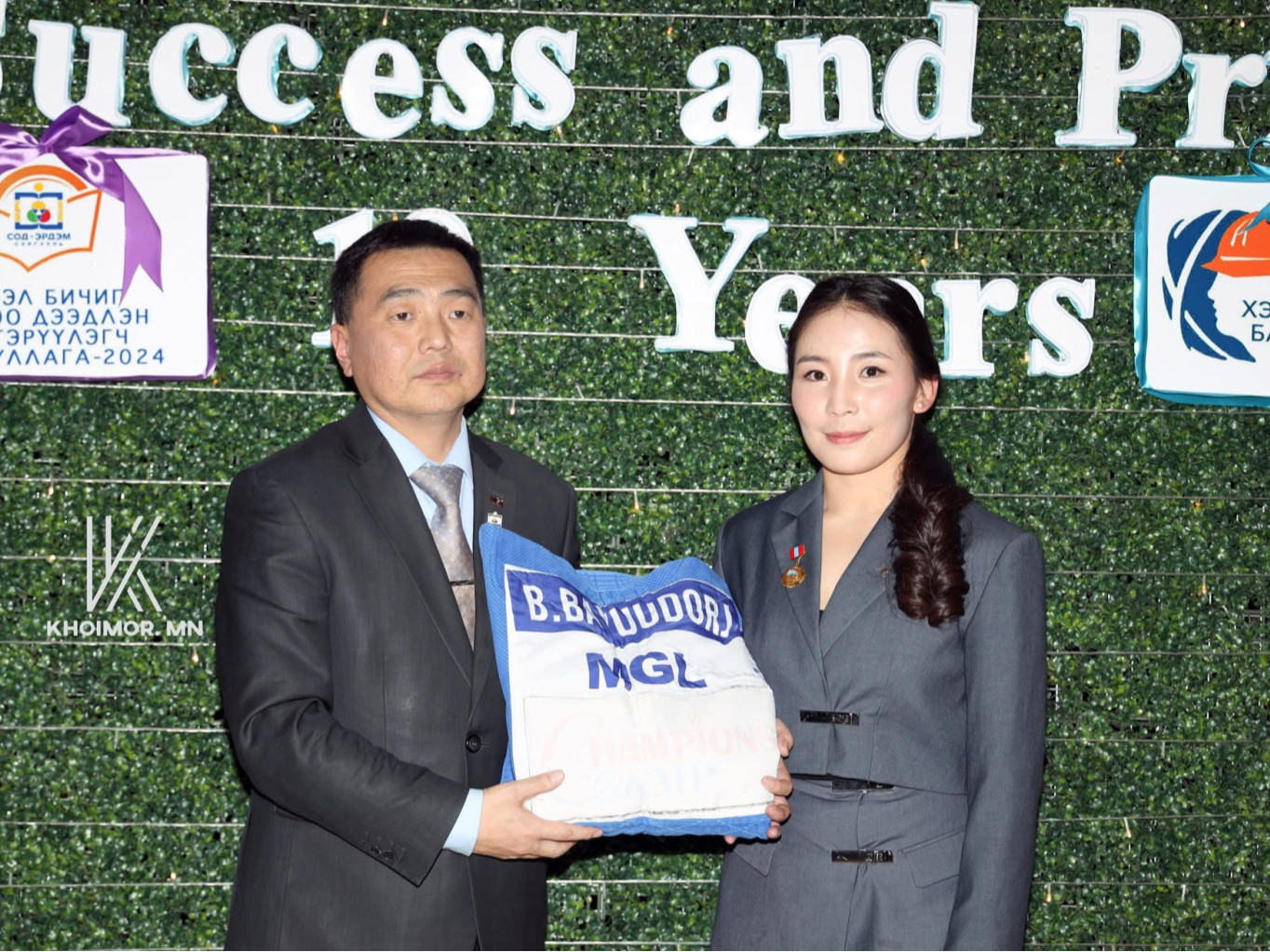 ФОТО: Олимпын мөнгөн медальт, МУГТ Б.Баасанхүү төрөлх сургуульдаа кимоногоо дурсгал болгон хадгалуулжээ