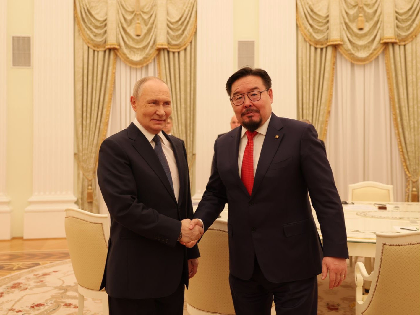 Ерөнхий сайд Г.Занданшатар УИХ-ын босго ч даваагүй Евразийн эдийн засгийн холбоонд элсэх асуудлыг яаравчлан батална гэх амлалтыг В.Путинд өгөөд иржээ