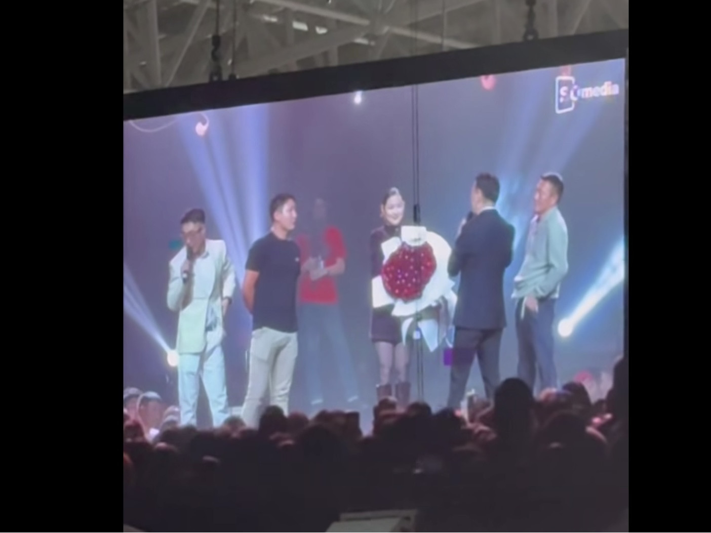 “Бундын тамга” хамтлагийн тоглолтын үеэр дуудлага худалдаагаар 247 ширхэг сарнайг 6 сая төгрөгөөр авчээ