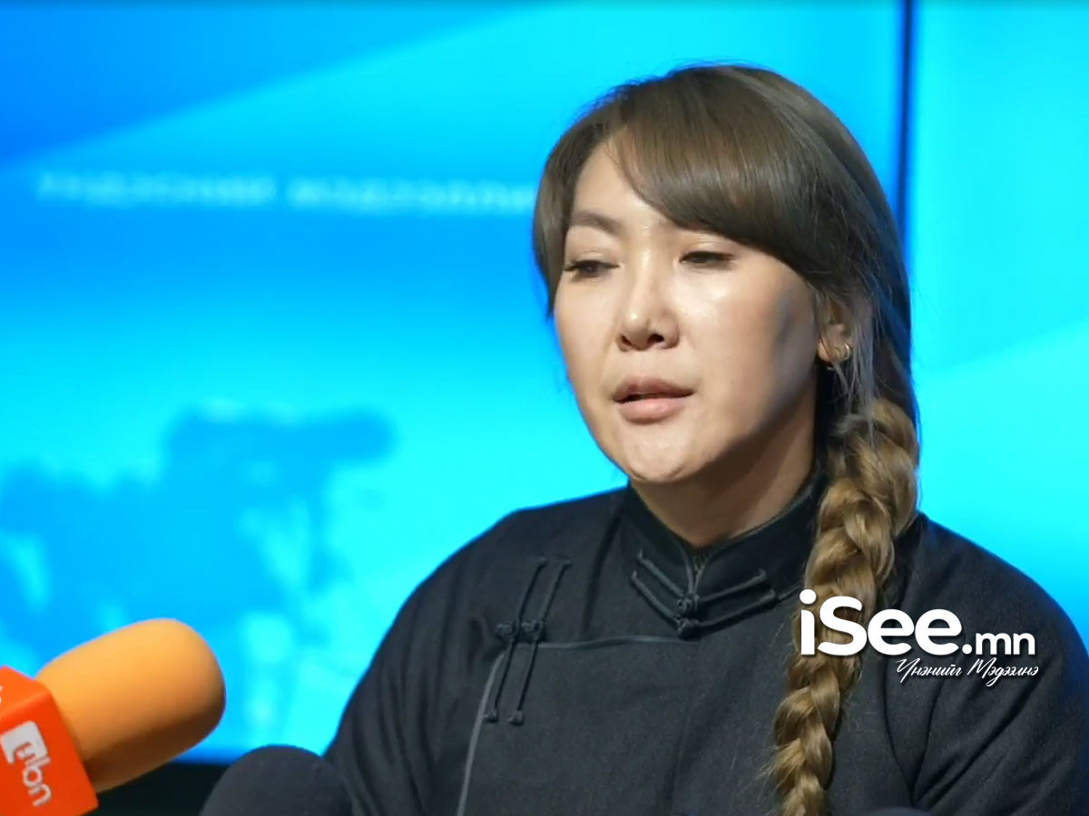 "Б.Эрдэнэсүх нь гуравдагч этгээдтэйгээ нийлж биднийг гэрээс хөөж, төрсөн хүүхдүүдээ овгоо соль гэж дарамталж, шүүхэд өгсөн"