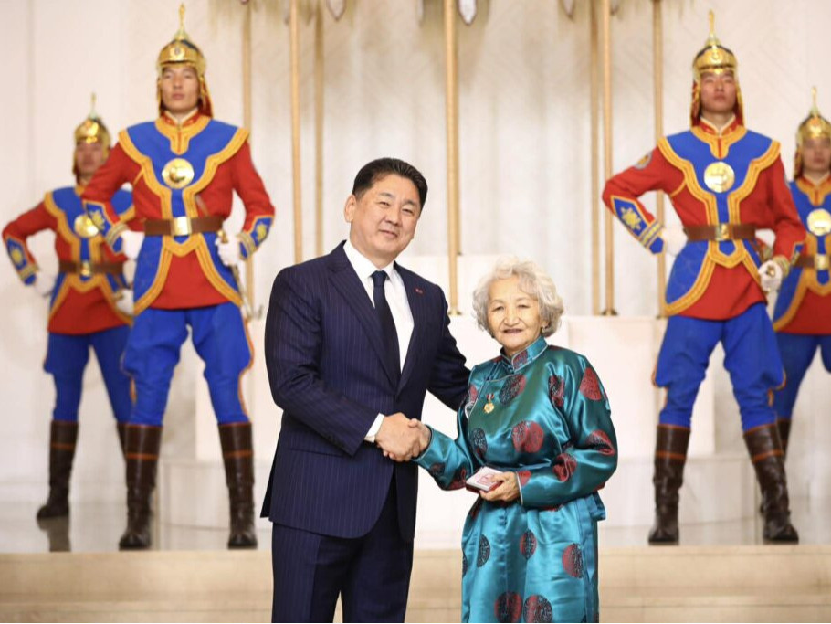 ФОТО: Улс тунхагласны түүхт 101 жилийг тохиолдуулан төрийн дээд цол, одон, медаль хүртээв