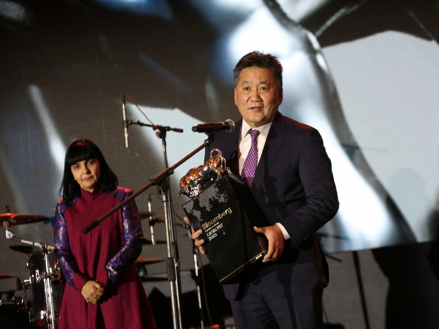 Монголбанкны Ерөнхийлөгч Б.Лхагвасүрэн “Economic Catalyst” шагналыг хүртлээ